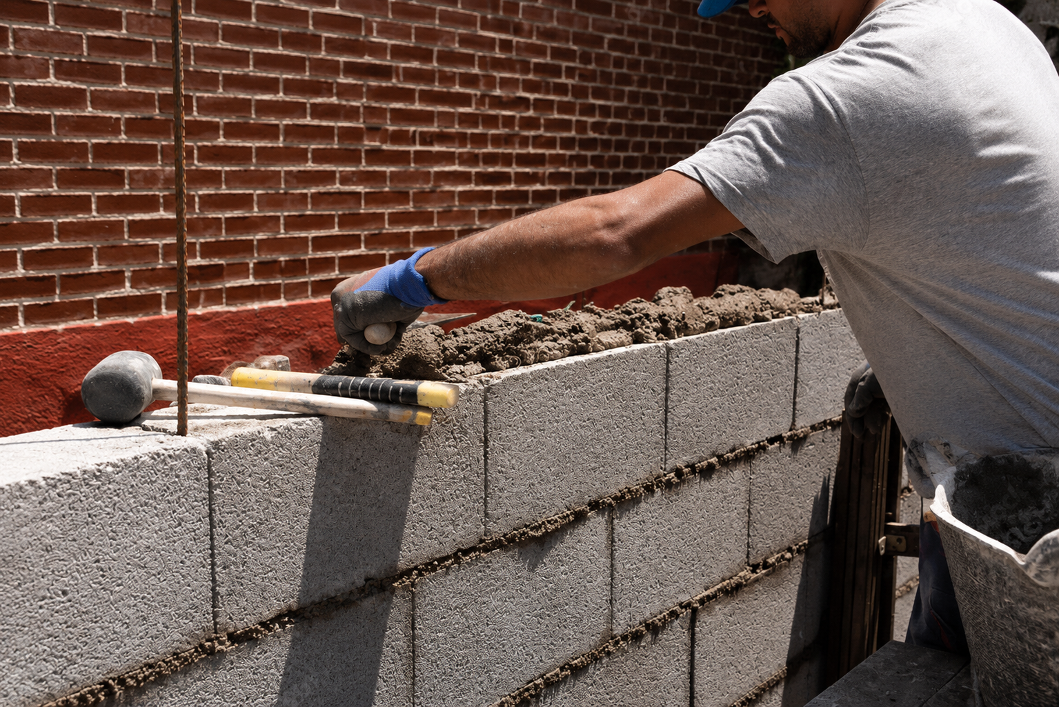 SOCALA - Obrero colocando bloques de construcción